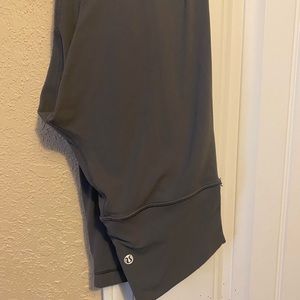 Gray Lululemon women’s crop leggings